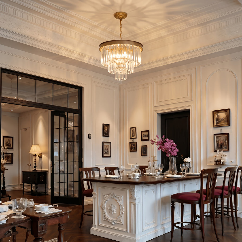 Lustre doré à trois étages de prismes de cristal, 7 lumières E14