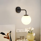 Applique murale globe opalin blanc sur bras courbé en métal noir