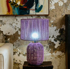 Lampe de chevet violette tressée, pied galbé et abat-jour tambour