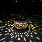 Lampe de table solaire boule en fer ajouré, motif de feuilles