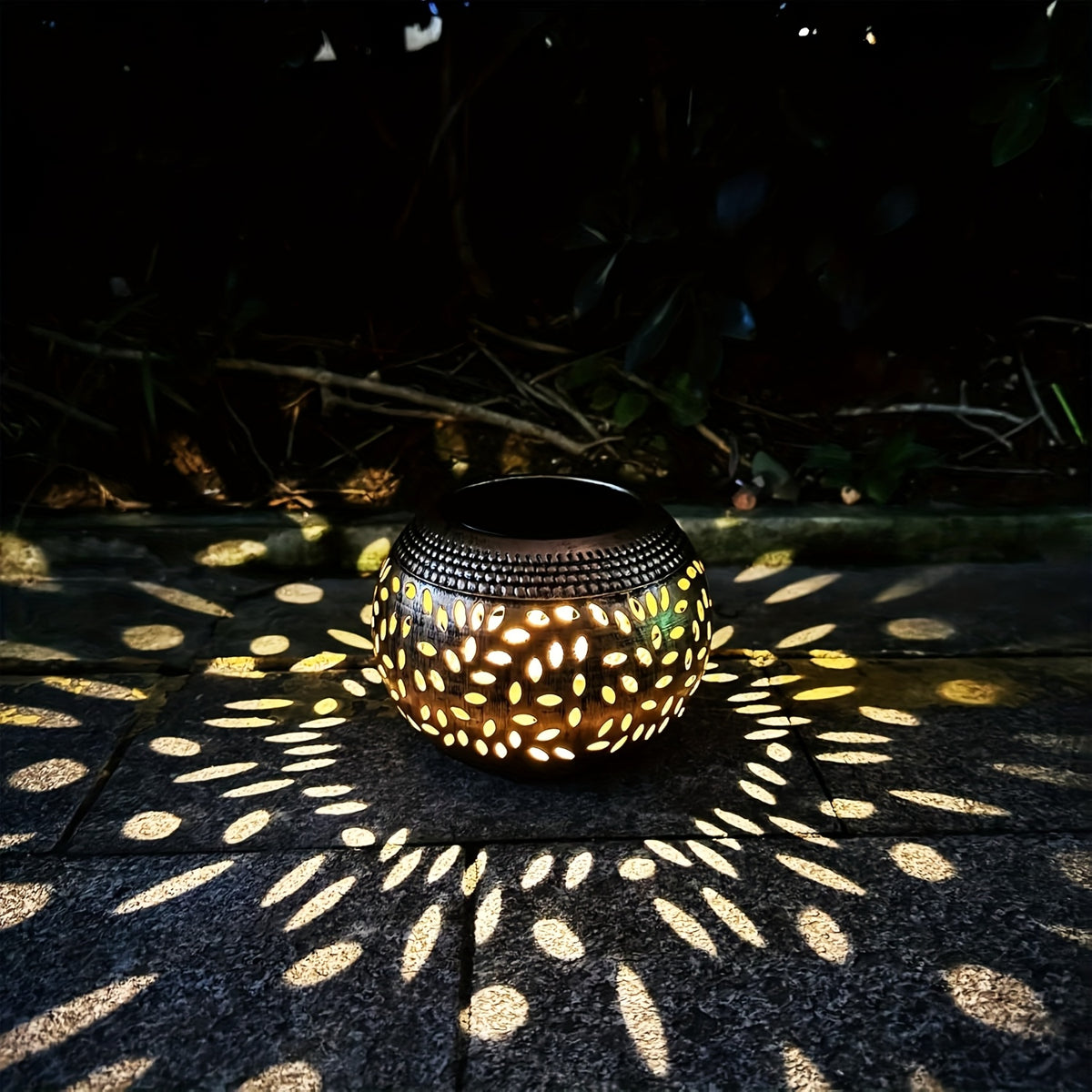 Lampe de table solaire boule en fer ajouré, motif de feuilles
