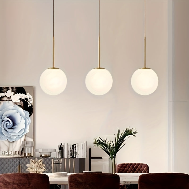 Suspension boule opaline Ø 20 cm sur longue tige dorée de 138 cm