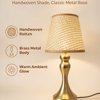 Lampe de chevet en rotin tressé, pied balustre doré et câble USB