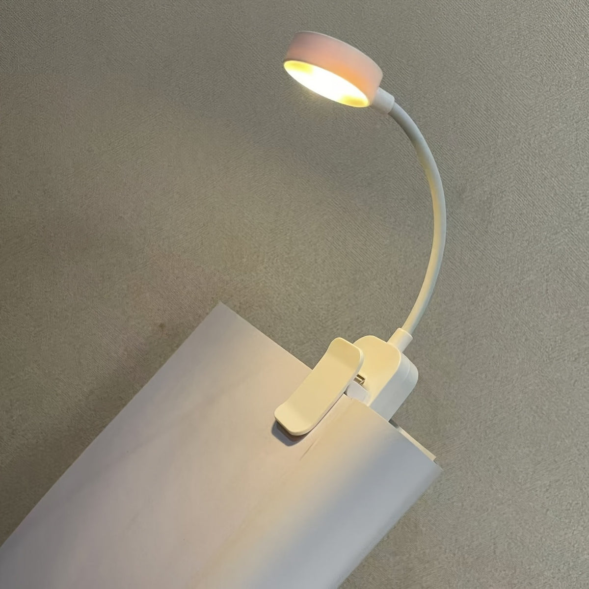 Lampe de lecture à pince blanche à tête ronde, sur piles, 22,5 cm