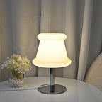 Lampe à poser cloche en verre opalin crème aux bords roulés