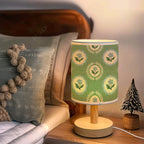 Lampe de chevet USB à médaillons de fleurs bleues sur fond vert