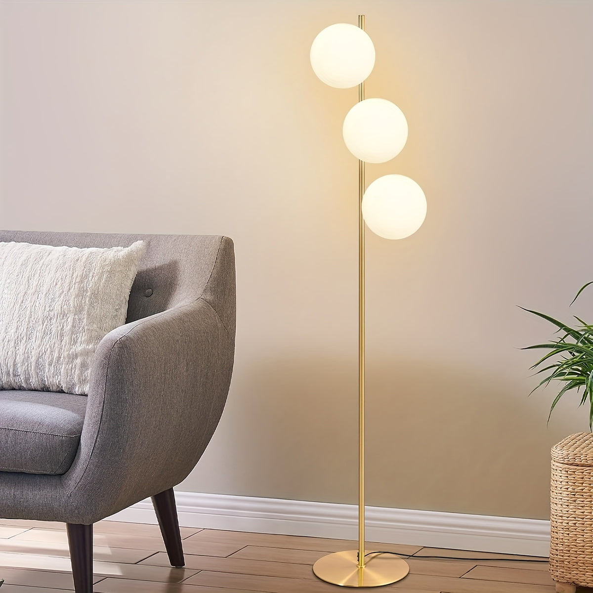 Lampadaire trois boules de verre blanc en cascade, pied doré
