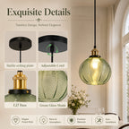Suspension globe en verre vert nervuré, douille couleur laiton