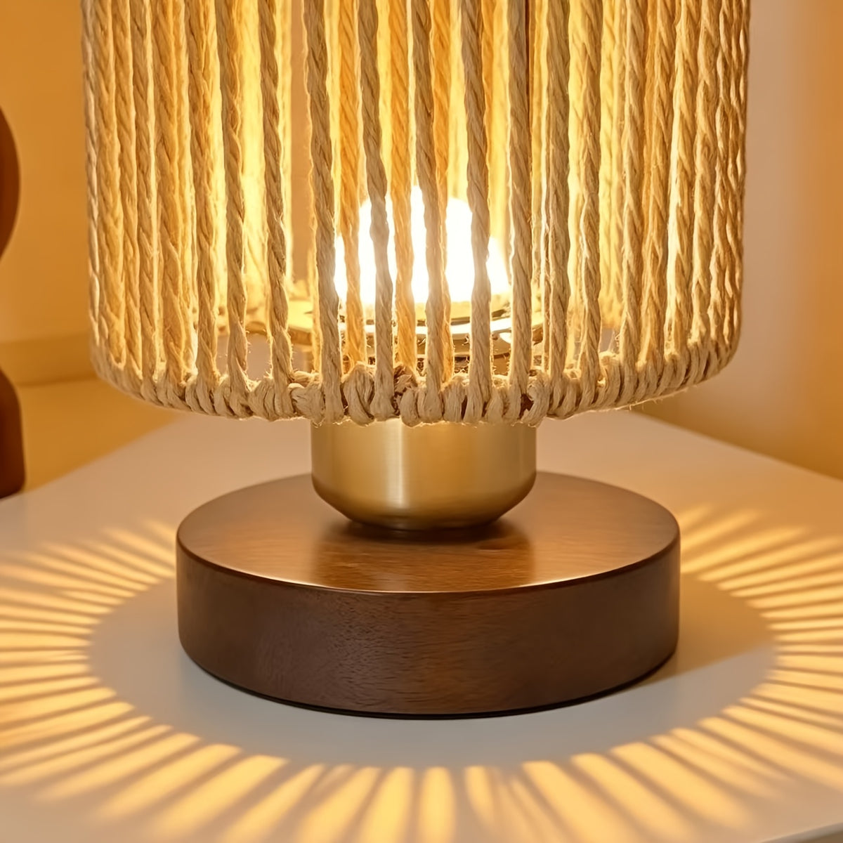 Lampe de chevet en corde torsadée verticale, socle en bois foncé