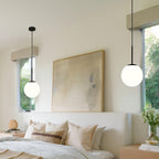 Suspension globe en verre opalin blanc, tige noire, Ø 20 cm