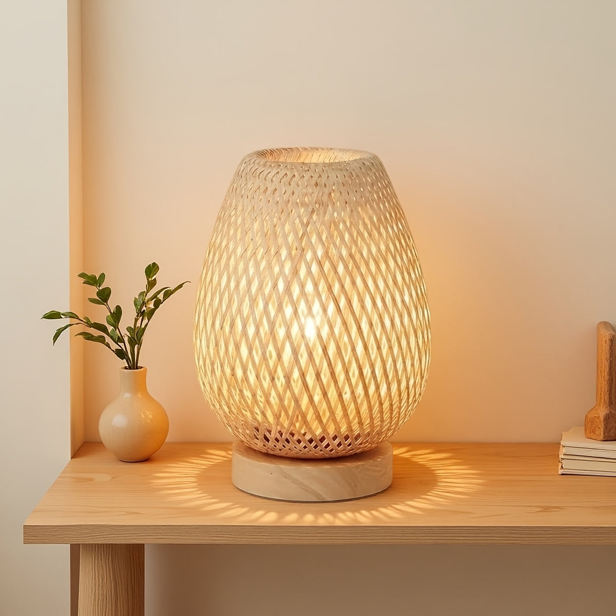 Lampe de chevet en rotin tressé forme œuf, socle bois et trois teintes