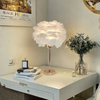 Lampe de chevet en plumes de 40 cm, abat-jour Ø 23,5 cm et pied doré