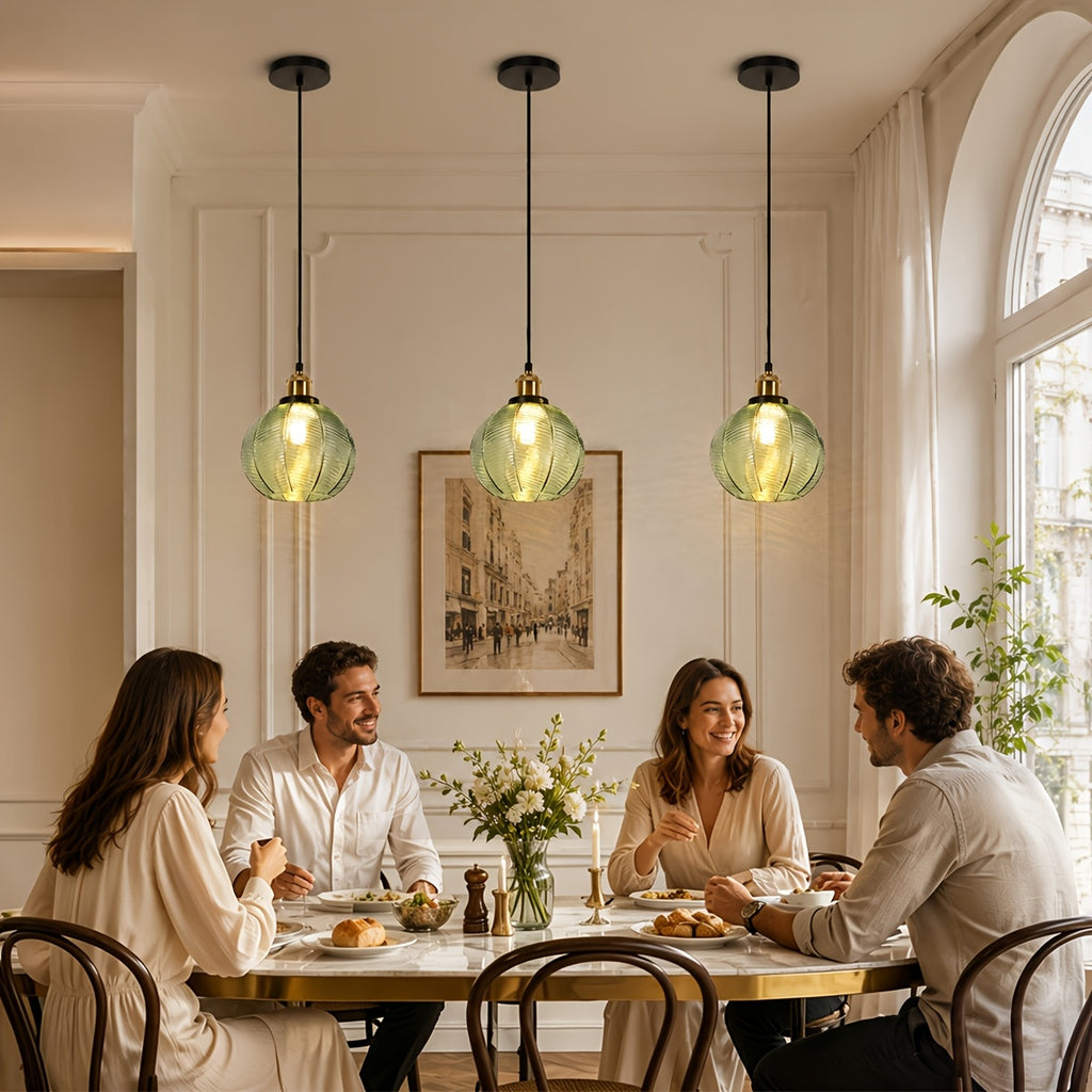 Suspension globe en verre vert nervuré, douille couleur laiton