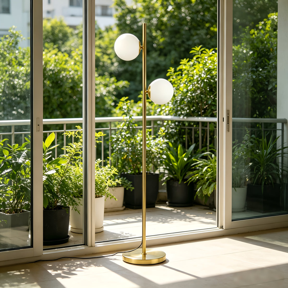 Lampadaire à deux sphères opalines sur tige dorée pour entrée, 166 cm