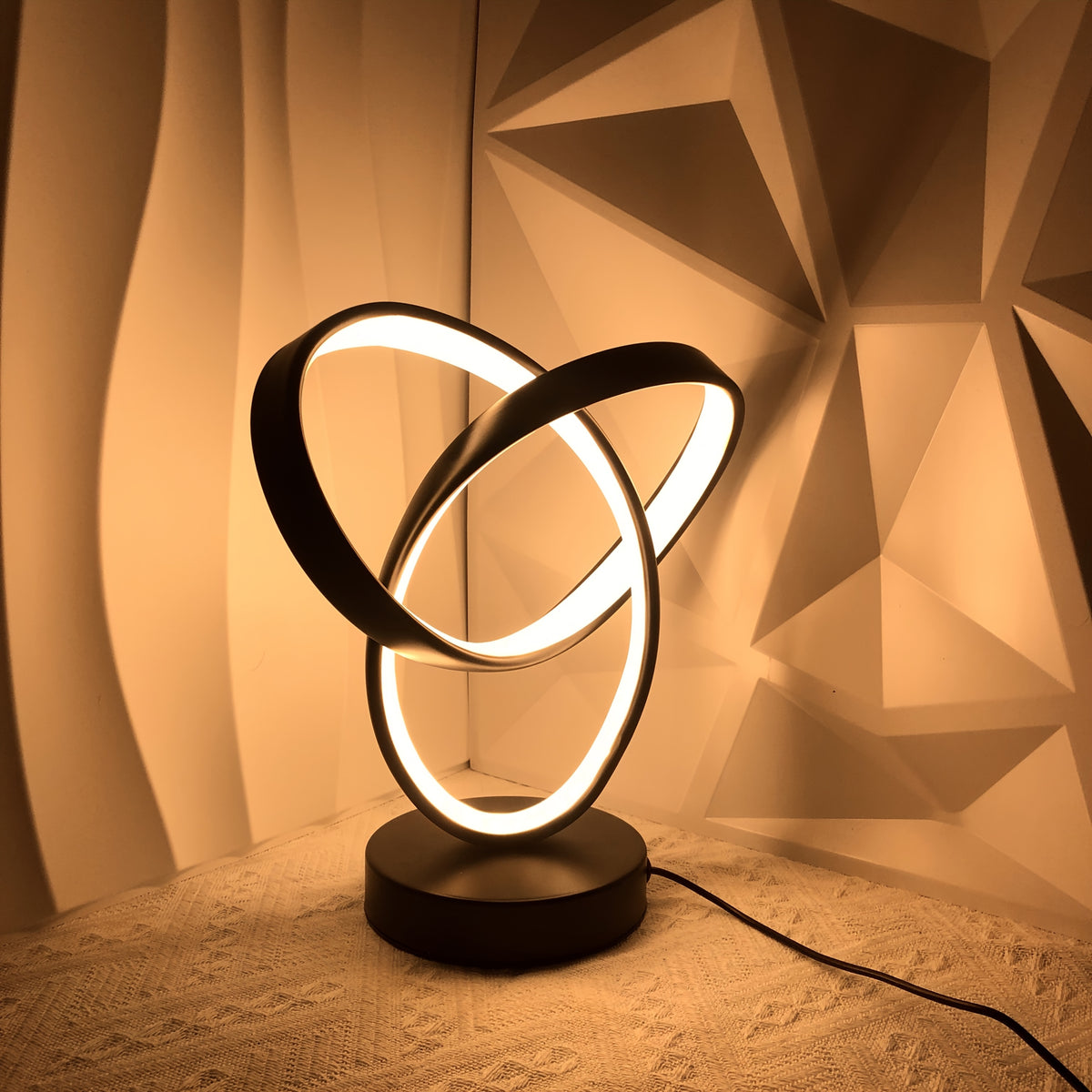 Lampe à poser design en anneaux d'aluminium noir