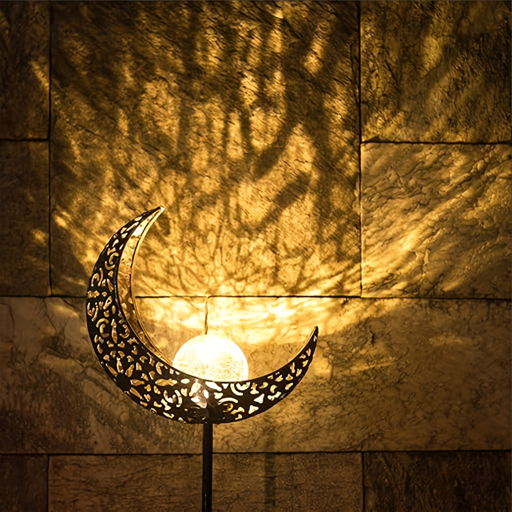Lune solaire en métal ajouré sur piquet, globe de verre craquelé