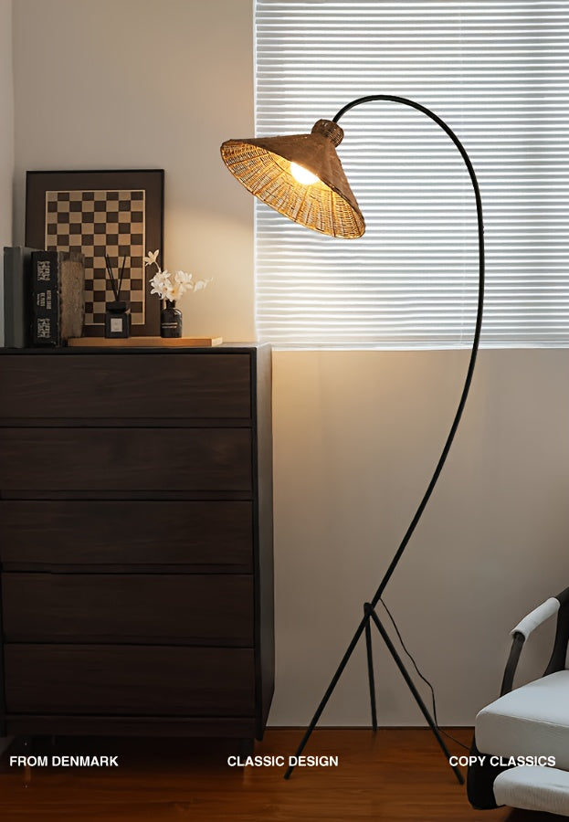 Lampadaire arc en rotin, abat-jour conique sur trépied noir