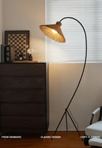 Lampadaire arc en rotin, abat-jour conique sur trépied noir