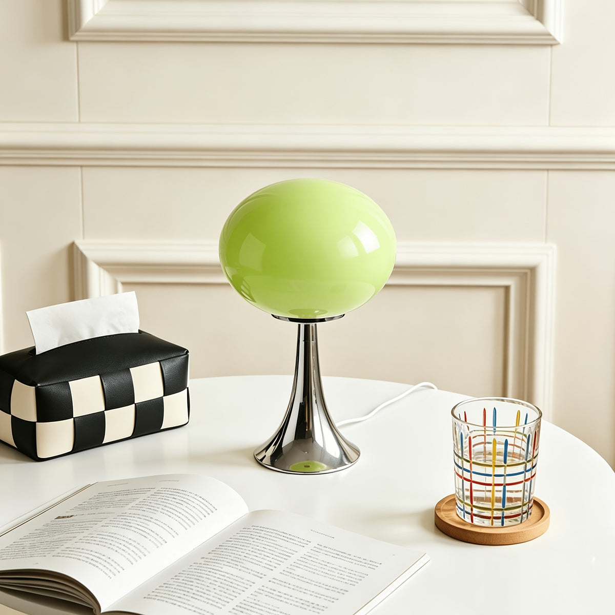 Une lampe champignon en verre coloré et chrome