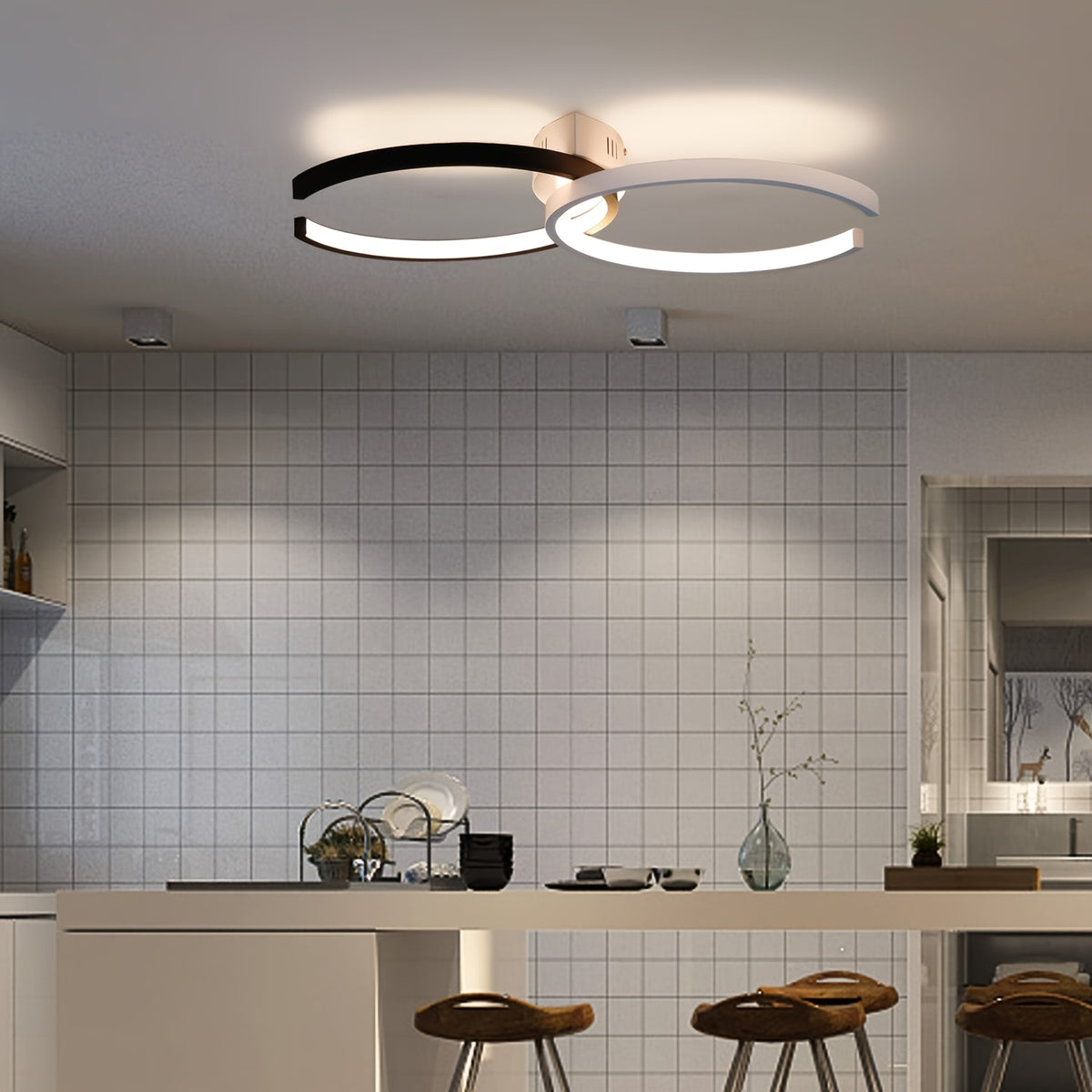 Deux arcs à LED intégrée, plaqués contre le plafond