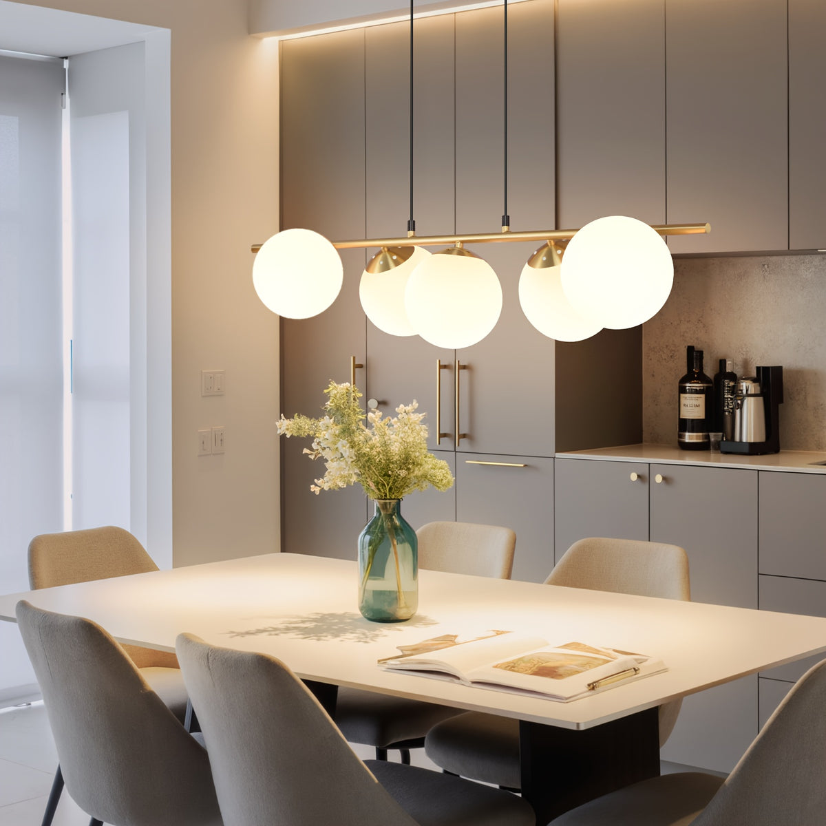 Cinq ampoules E27 et hauteur réglable sur table