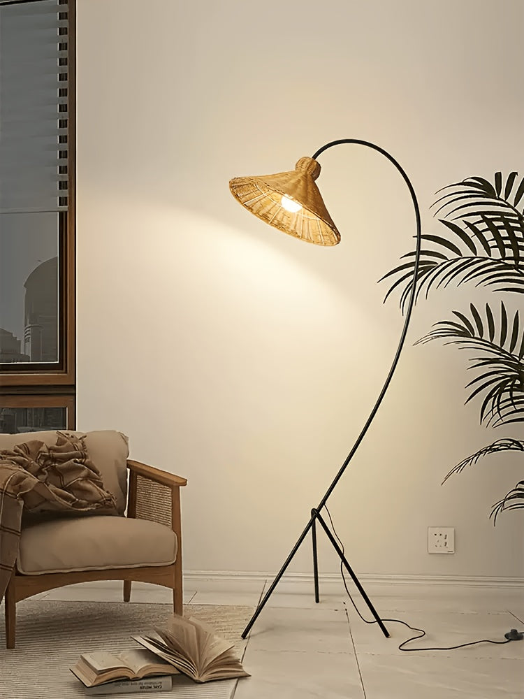 Lampadaire arc en rotin, abat-jour conique sur trépied noir