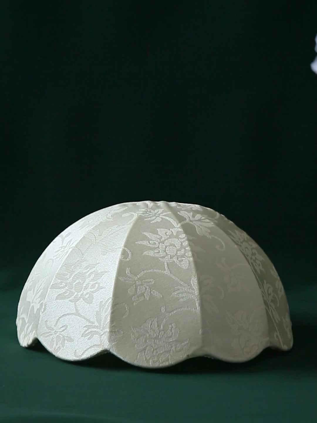 Abat-jour dôme festonné en jacquard crème à fleurs, Ø 28 cm