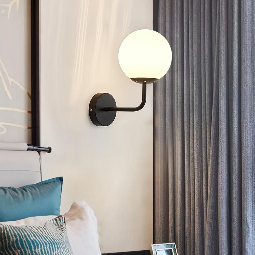 Applique murale globe opalin blanc sur bras courbé en métal noir