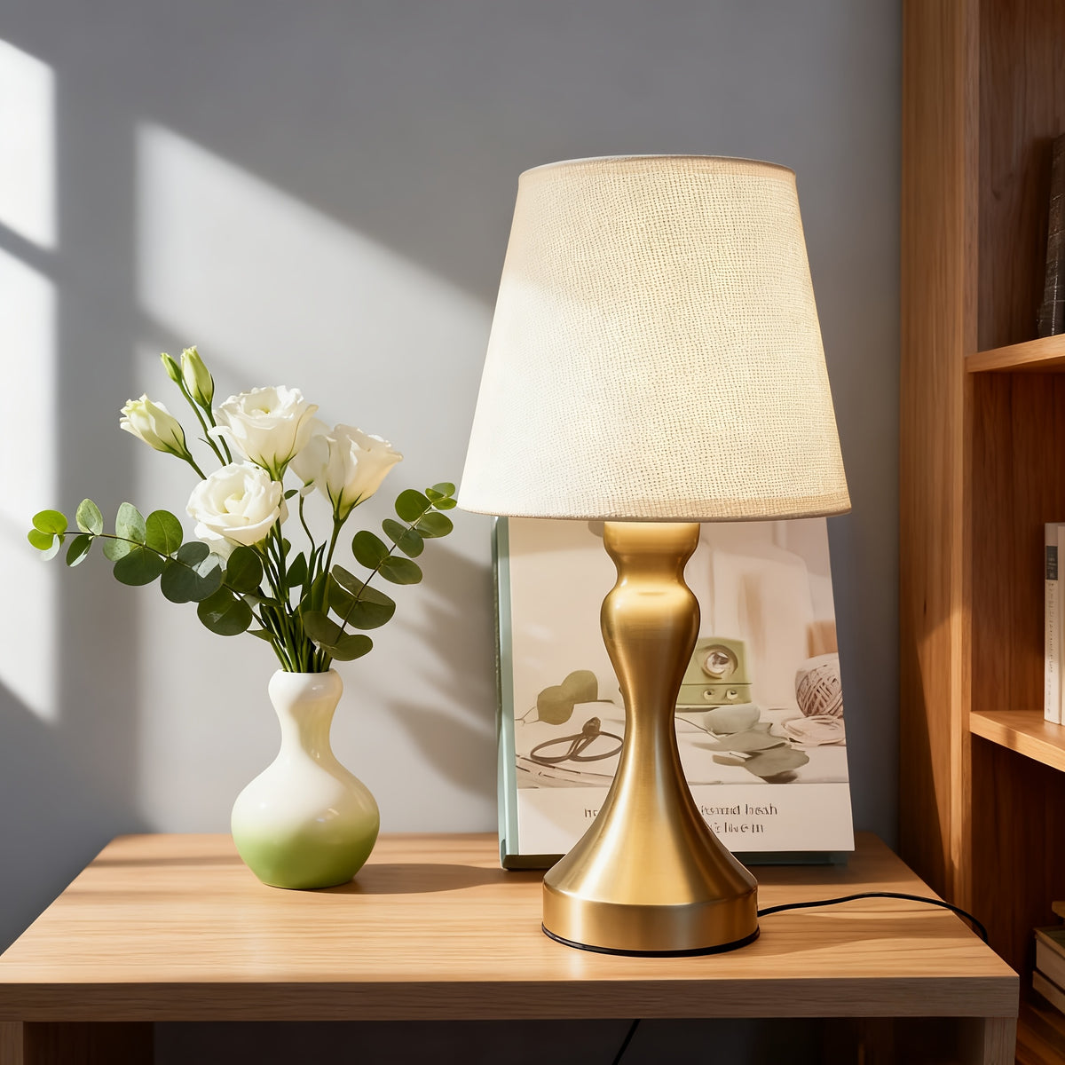 Lampe de chevet dorée, abat-jour conique aspect lin, câble USB