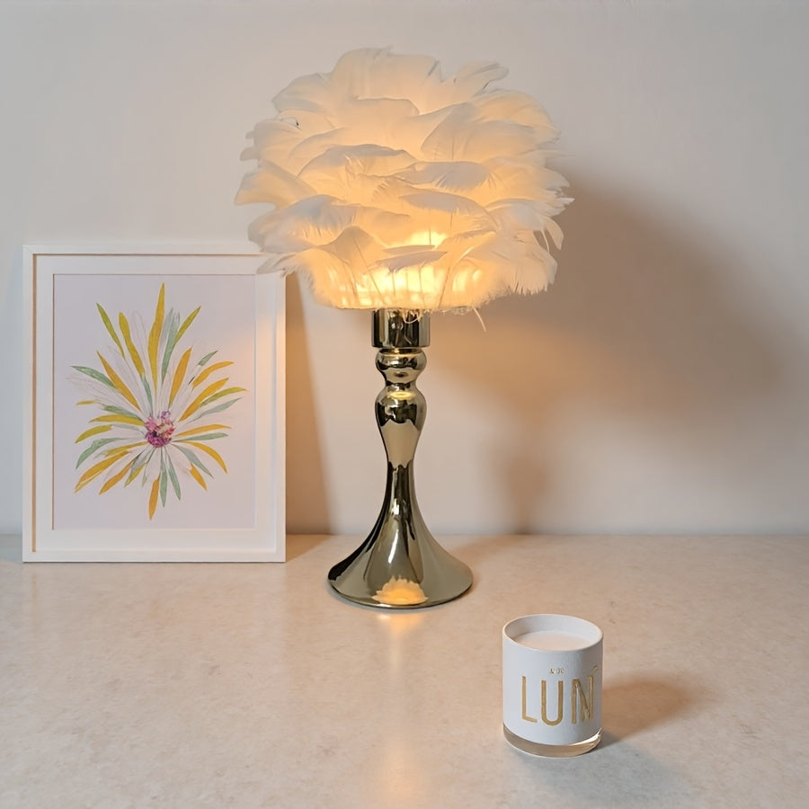 Lampe à plumes blanches et pied doré galbé