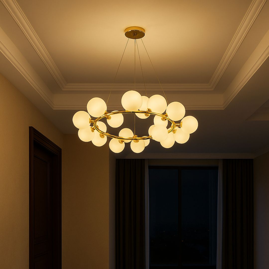 Lustre anneau doré à 15 globes opalins, hauteur réglable