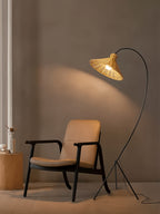 Lampadaire arc en rotin, abat-jour conique sur trépied noir