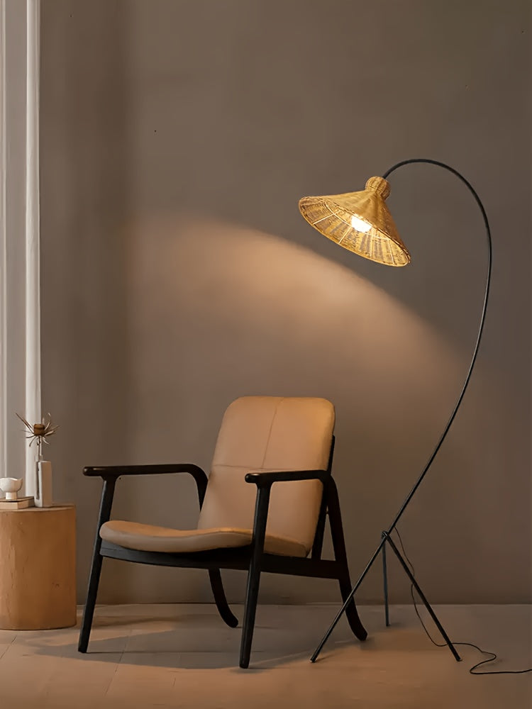 Lampadaire arc en rotin, abat-jour conique sur trépied noir
