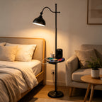Lampadaire industriel noir avec tablette, recharge sans fil et USB