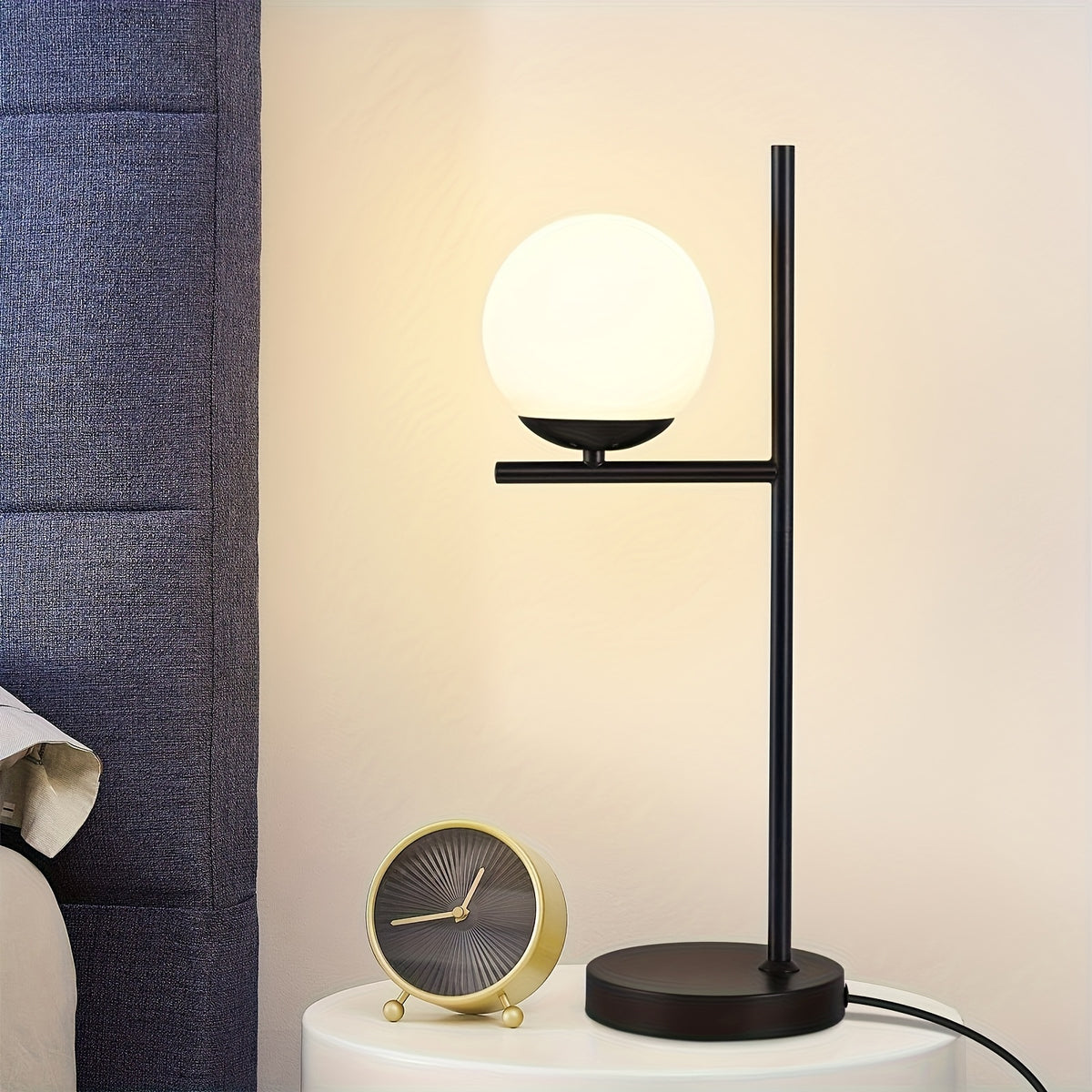 Lampe de chevet globe en verre opalin sur tige noire ou dorée, E27