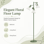 Lampadaire à trois fleurs blanches sur tiges vert sauge flexibles