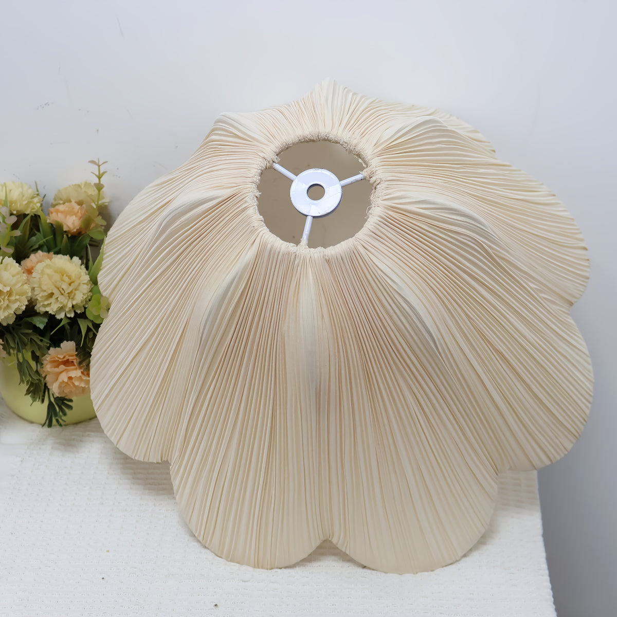 Abat-jour fleur en tissu plissé beige clair à bord festonné