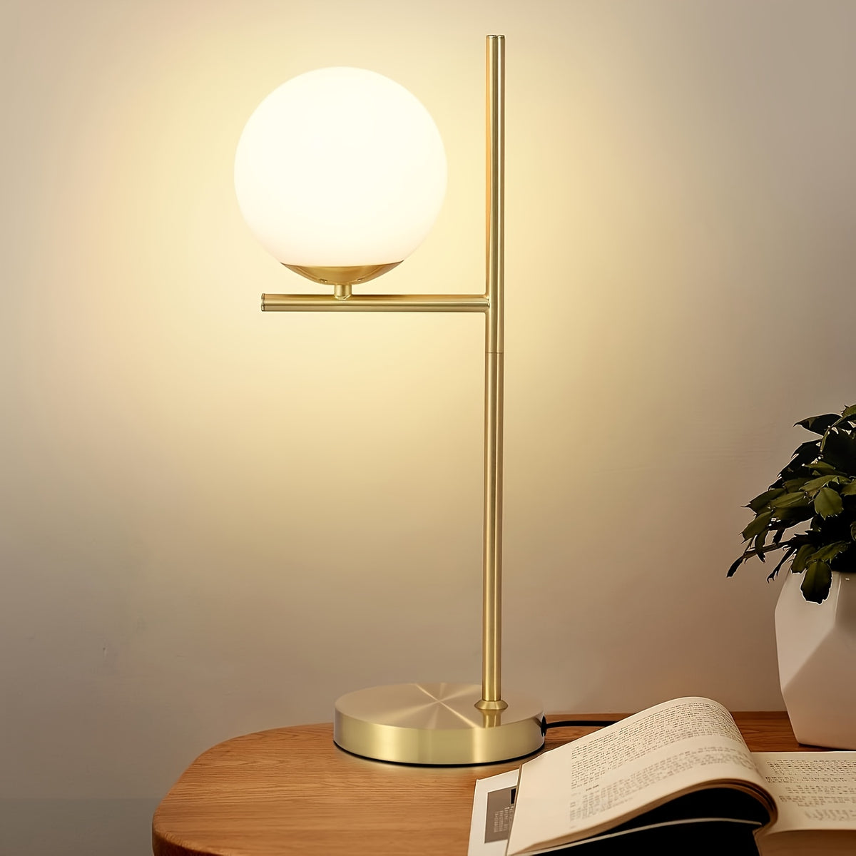 Lampe globe en verre opalin sur tige graphique