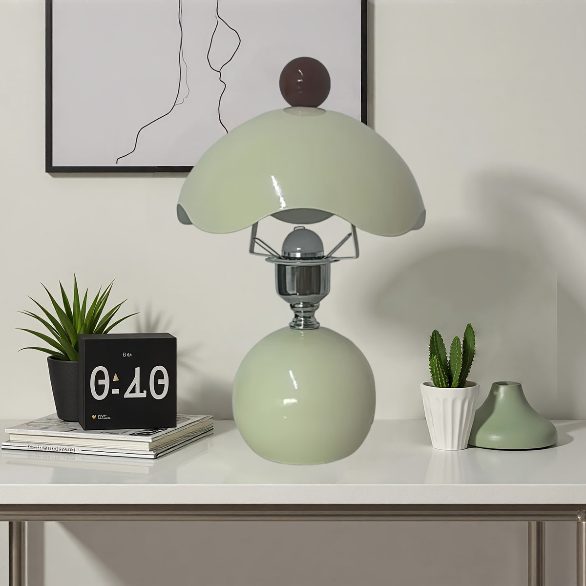 Lampe champignon crème en métal, chapeau ondulé et bouton rouge