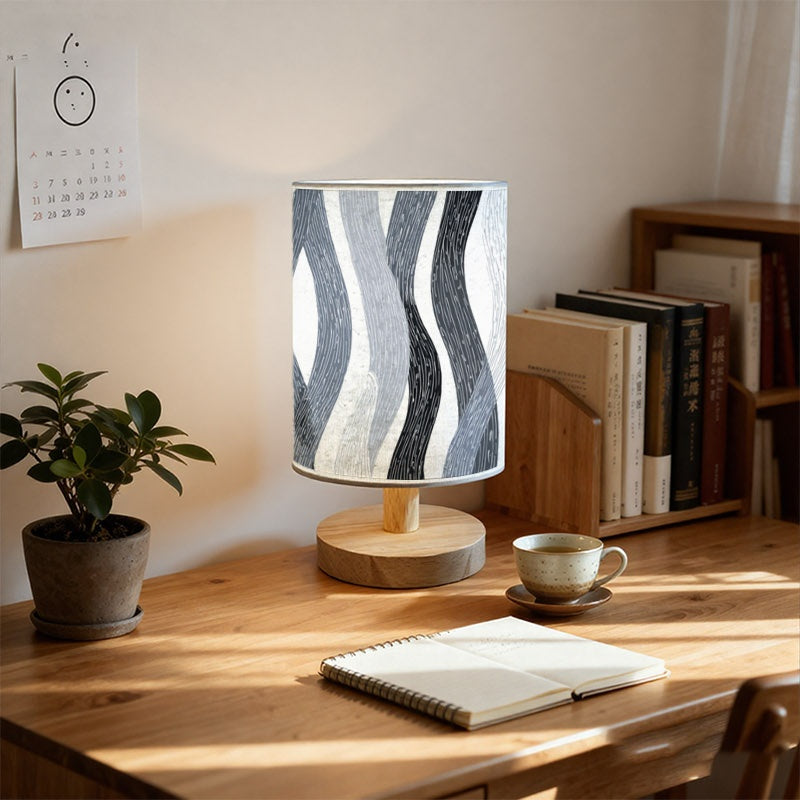 Lampe de chevet à lignes ondulées grises, socle bois, trois teintes