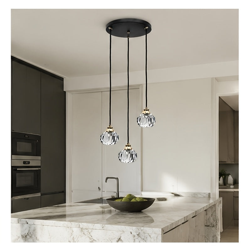 Suspension 3 globes en cristal taillé sur platine noire, câbles 110 cm