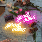 Enseigne néon LED « Good Vibes » sur plaque acrylique, rose ou blanche