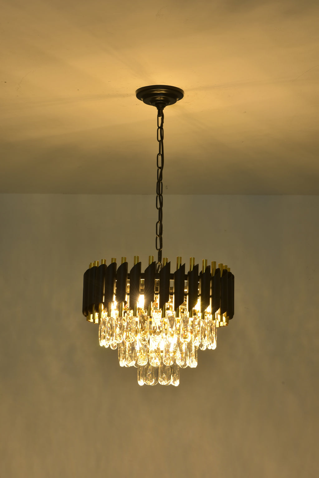 Lustre à lamelles noires et dorées sur cascade de cristal, Ø 40 cm