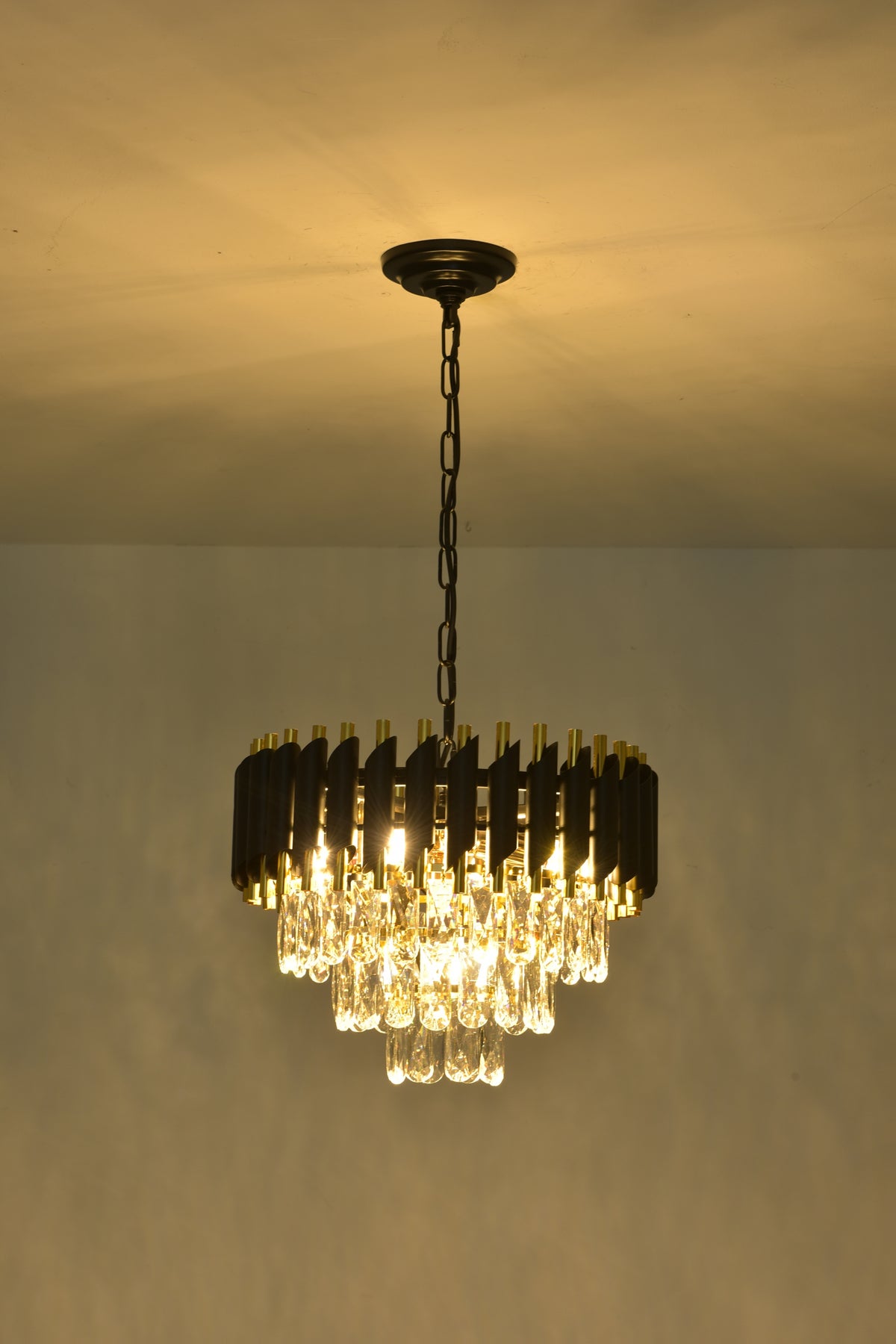 Lustre à lamelles noires et dorées sur cascade de cristal, Ø 40 cm