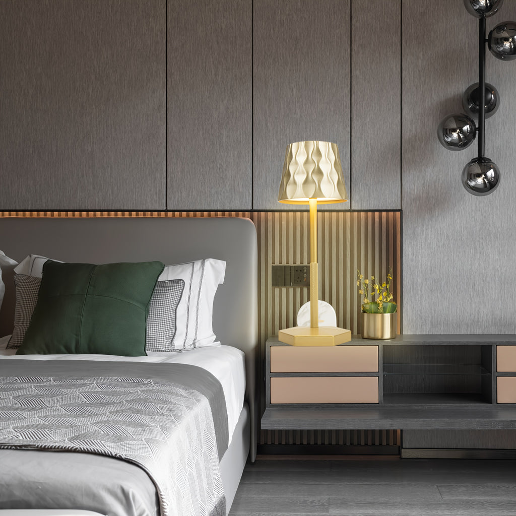 Lampe de bureau LED rose sans fil, abat-jour facetté en relief