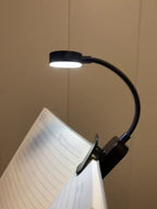 Lampe de lecture à pince noire à piles, variation de 20 à 100 %