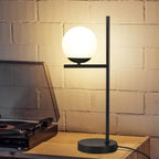Lampe de chevet globe en verre opalin sur tige noire ou dorée, E27