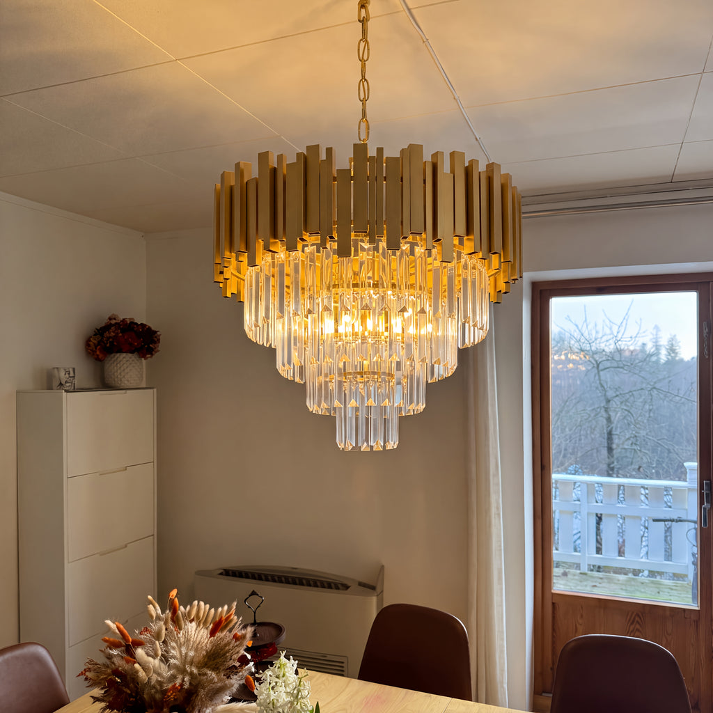 Lustre doré à lamelles et quatre étages de cristal, Ø 50 cm