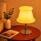 Lampe à poser cloche en verre opalin crème aux bords roulés