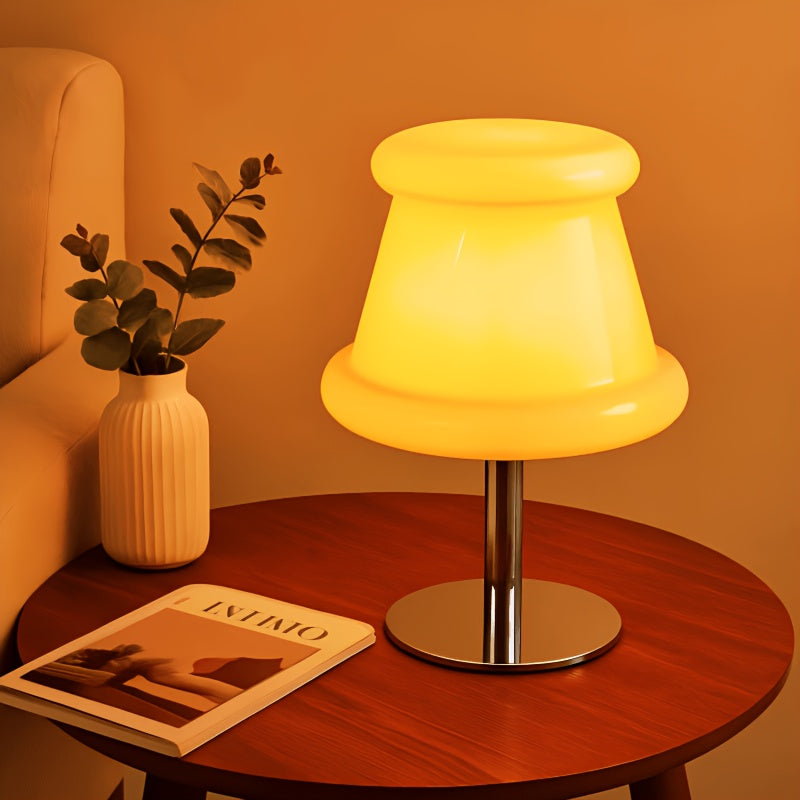 Lampe à poser cloche en verre opalin crème aux bords roulés